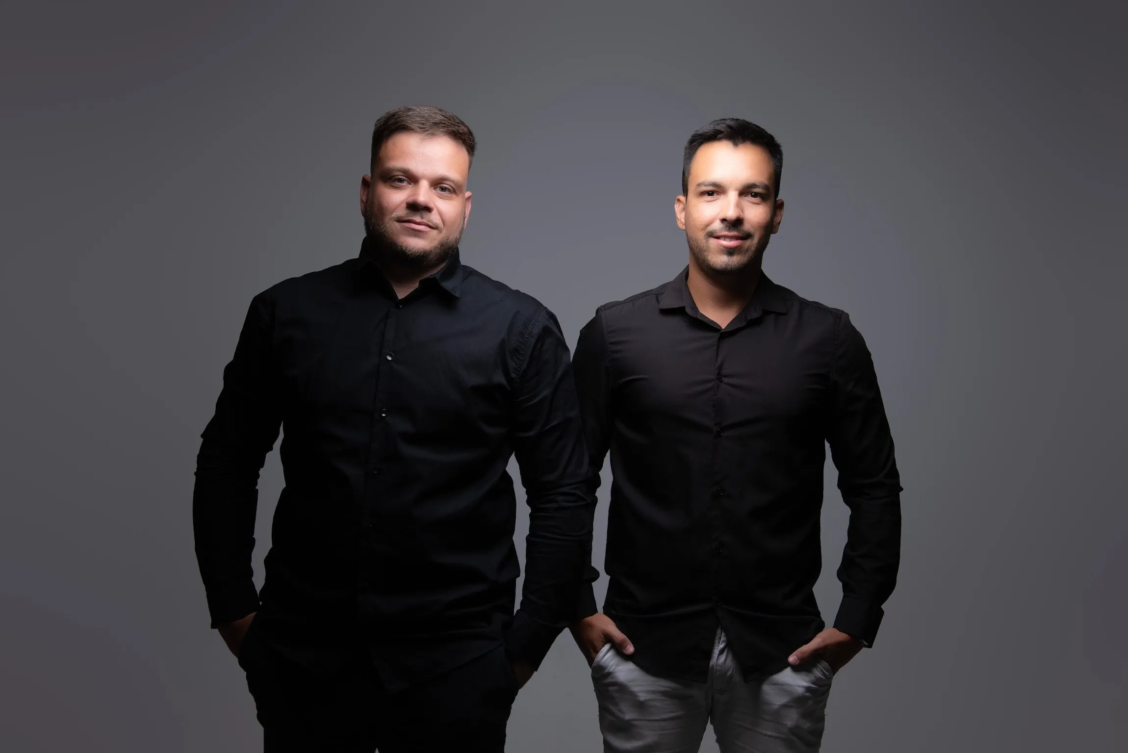Luis Moreira e Thiago Tavares, sócios-fundadores da LTJ Corretora, em retrato de estúdio