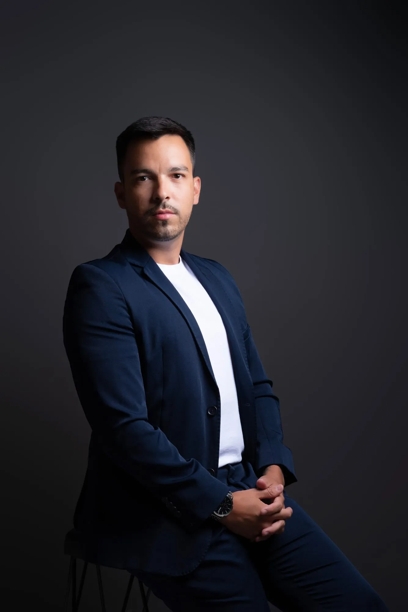 Thiago Tavares, CEO da LTJ Corretora, em retrato de estúdio