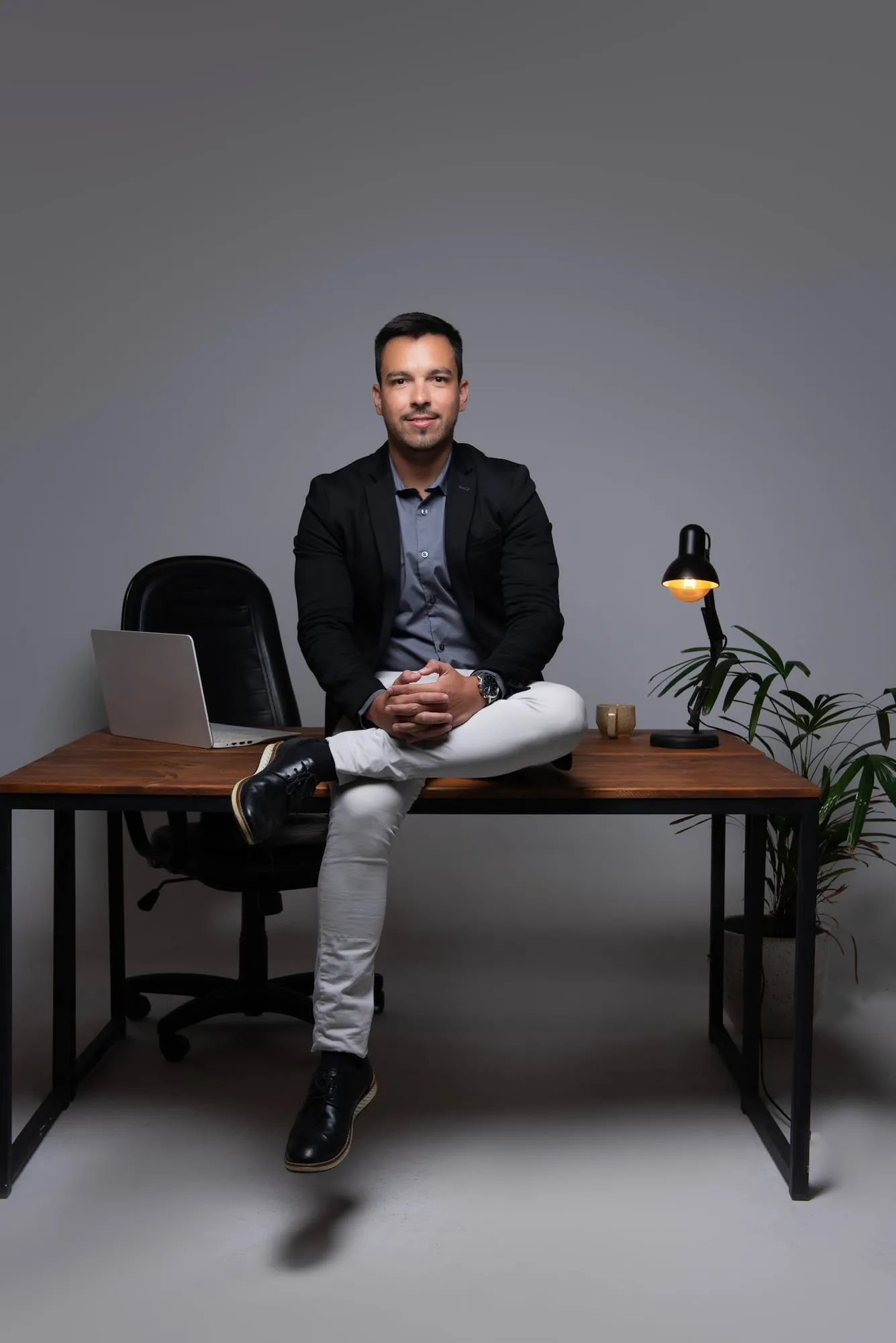 Thiago Tavares, CEO da LTJ Corretora, sentado na mesa do escritório