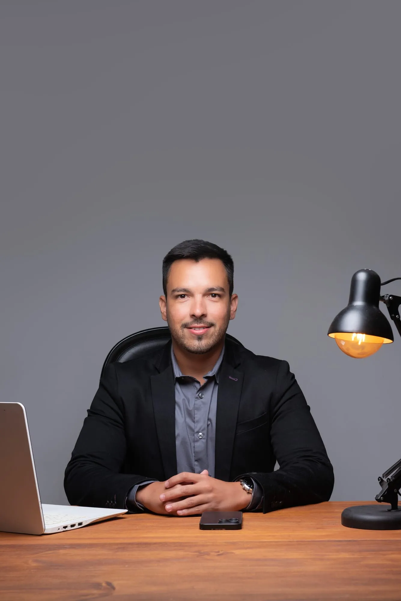 Thiago Tavares, CEO da LTJ Corretora, em atendimento na mesa do escritório